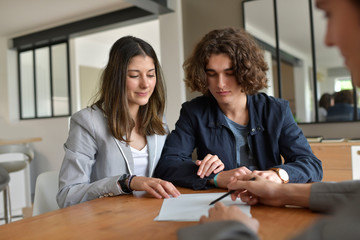 Obraz premium Young couple meeting real-estate agent