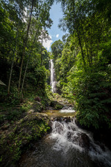Wunderschöner Wasserfall im Dschungel von Bali, Indonesien nahe Munduk