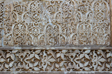 Decoración árabe en yeso (yesería mudéjar), detalle de la Alhambra de Granada