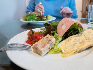 ランチ　食事シーン