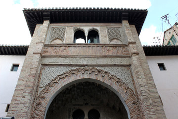 Fachada del corral del Carbón. Eun edificio del siglo XIV situado en la ciudad española de Granada (Andalucía, España)