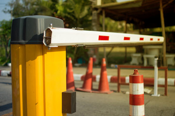 Car blocking device for entrances and exits