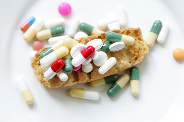 Pillule de médicament dans assiette