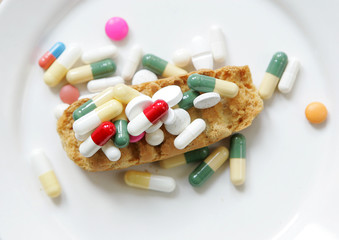Pillule de médicament dans assiette