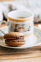 Tasse de café expresso avec un macaron au chocolat
