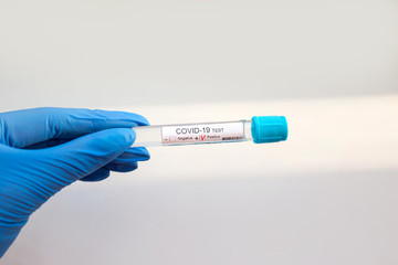Obraz premium Coronavirus test in doctors hand on white background