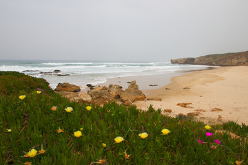 Der Strand von Monte Clérigo an der Atlantikküste von Portugal