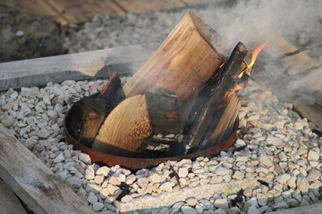 Feuerschale mit frischem Holz