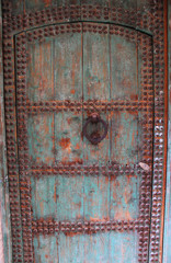 Puerta antigua metálica oxidada