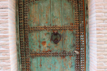 Puerta antigua metálica oxidada