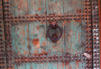 Puerta antigua metálica oxidada