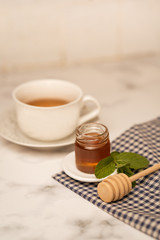Tè caldo con miele e menta, natura morta