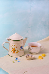 Still life, teiera con tazzina del tè