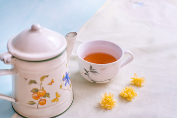 Still life, teiera con tazzina del tè