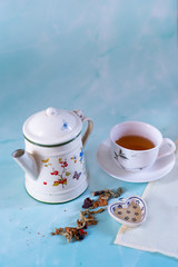 Still life, teiera con tazzina del tè