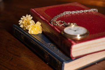 Libri d'epoca con orologio da taschino