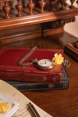 Libri d'epoca con orologio da taschino