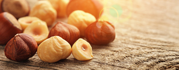 Obraz na płótnie Canvas Fresh roasted hazelnuts on the table