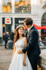 Naklejka premium Bride and groom walking through the old town