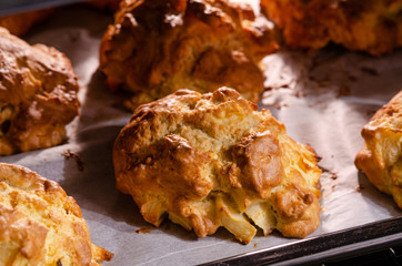 Dolci tondi sulla teglia in cottura nel forno