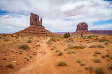 hiking the wildcat trail in the monument valley, usa