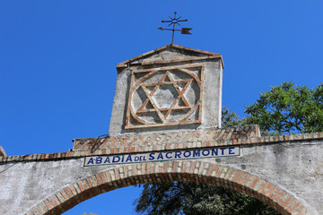 Entrada a la Abadía del Sacromonte en la ciudad de Granada (España)