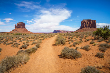 hiking the wildcat trail in the monument valley, usa