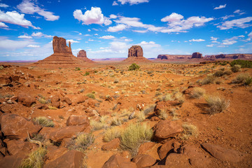 hiking the wildcat trail in the monument valley, usa