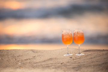 砂浜とグラス