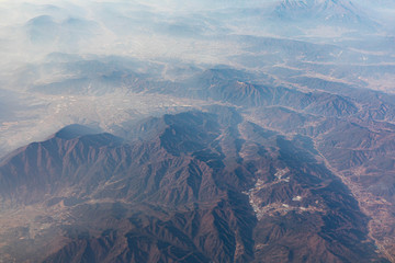 하늘에서 본 바다와 산의 풍경