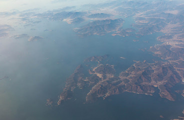 하늘에서 본 바다와 산의 풍경