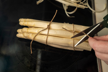 Schneiden der Kordel an frischem Spargel