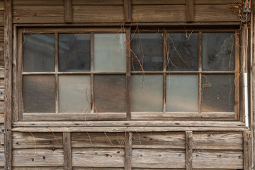 Obraz na płótnie Canvas 木造の廃屋 Retro old door of abandoned house