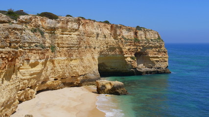 Algarve, Felsen, Badestrand in einer Bucht umgeben von türkisfarbenem Wasser, Strand,  Portugal