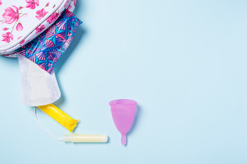 Copa menstrual de silicona. Neceser con artículos de higiene íntima para la menstruación como...