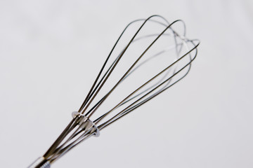 Ustensile de cuisine sur fond neutre, Fouet