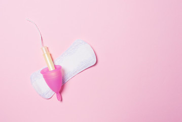 Copa menstrual de silicona, compresa y tampón para la menstruación. Salud de la mujer e higiene...