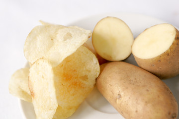 Chips et pomme de terre sur fond neutre
