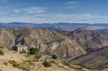 Panorama dell'entroterra siciliano nel pomeriggio