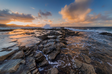 Obraz premium Paisaje marino de las rocas de El Puertillo al atardecer. Arucas. Gran Canaria. Spain