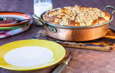 Domowe ciasto. z posypka. Zdjecie z gory.  Slodki deser. Domowe wypieki.  Posilek. Zolty talerz i widelec.  Ciasto na czarnym blacie w kuchni.