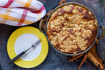 Domowe ciasto. z posypka. Zdjecie z gory.  Slodki deser. Domowe wypieki.  Posilek. Zolty talerz i widelec. 