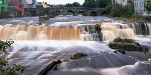 Cascada en el río Inagh a su paso por Ennistymon, condado de Clare, Irlanda © Ricardo Ferrando