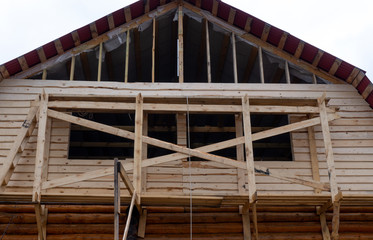 Obraz premium pediment of a wooden log house. sheathing boards. woodwork