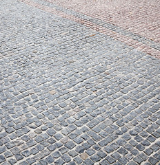 Road paved with gray and pink setts