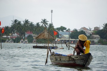 Obraz premium vietnamese fisherman fishing with net