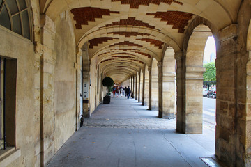 Fototapeta na wymiar archway in the old town of paris