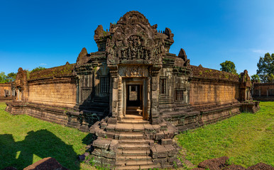 Naklejka premium Banteay Samre temple Khmer temple at Angkor Thom is popular tourist attraction, Angkor Wat Archaeological Park in Siem Reap, Cambodia UNESCO World Heritage Site