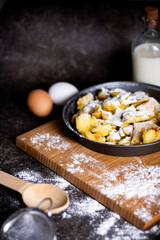 Kaiserschmarren mit Puderzucker