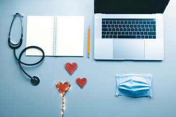 Scrivania di un dottore felice